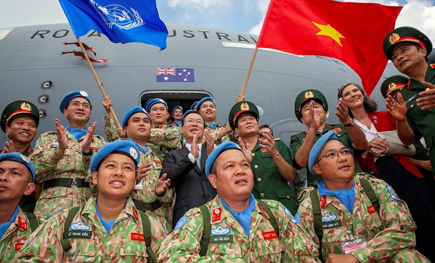 Australian C-17 Globemaster flies Vietnamese soldiers to Sudan